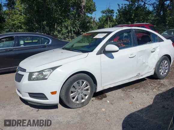 2011 Chevrolet Cruze 1LT z VIN 1G1PF5S96B7282475, wystawiony jako IAAI lot #43068835 z przebiegiem 178 181 mil mil oraz . Historia ofert i sprzedaży dostępna na DreamBid. Obrazek 6.