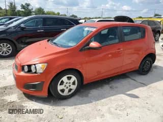 2013 Chevrolet Sonic LS z VIN 1G1JB6SH9D4102814, wystawiony jako Copart lot #71660845 z przebiegiem 183 600 mil mil oraz Nie do naprawy • Non repairable. Historia ofert i sprzedaży dostępna na DreamBid. Obrazek 1.