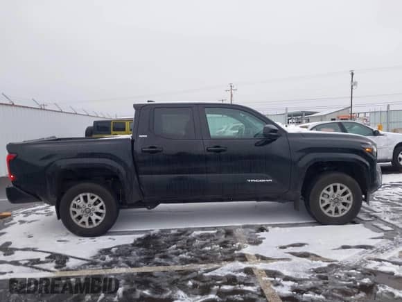 2024 Toyota Tacoma SR5 z VIN 3TMKB5FN3RM004833, wystawiony jako IAAI lot #41580572 z przebiegiem 7 039 mil mil oraz . Historia ofert i sprzedaży dostępna na DreamBid. Obrazek 13.