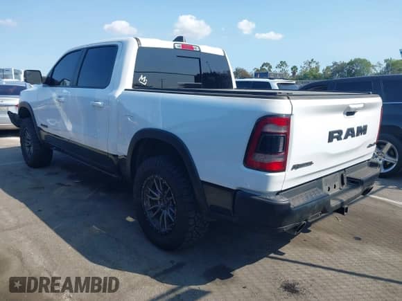 2020 Ram 1500 Rebel z VIN 1C6SRFLT5LN214584, wystawiony jako IAAI lot #43186902 z przebiegiem 82 036 mil mil oraz . Historia ofert i sprzedaży dostępna na DreamBid. Obrazek 3.