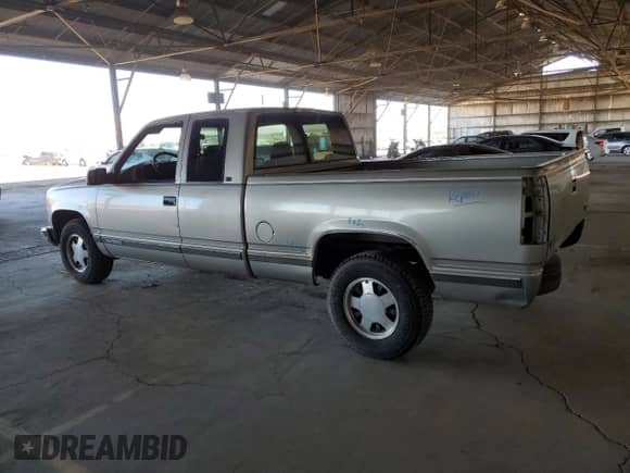 1998 GMC Sierra 1500 z VIN 1GTEC19M6WE521695, wystawiony jako Copart lot #57963205 z przebiegiem 282 910 mil mil oraz Szkoda całkowita • Salvage title. Historia ofert i sprzedaży dostępna na DreamBid. Obrazek 2.