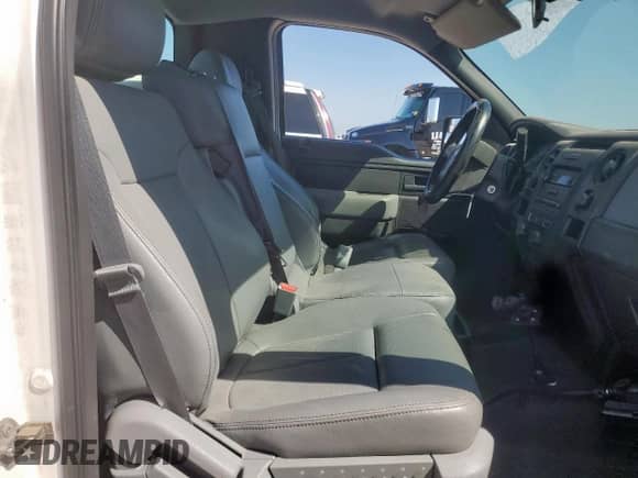 2013 Ford F-150 XL z VIN 1FTMF1CM3DKE58243, wystawiony jako Copart lot #70649635 z przebiegiem 137 074 mil mil oraz Czysty tytuł • Clean title. Historia ofert i sprzedaży dostępna na DreamBid. Obrazek 10.