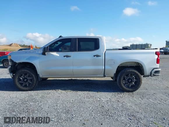 2020 Chevrolet Silverado 1500 Custom z VIN 3GCPWBEH7LG202518, wystawiony jako IAAI lot #43323804 z przebiegiem 144 041 mil mil oraz . Historia ofert i sprzedaży dostępna na DreamBid. Obrazek 14.