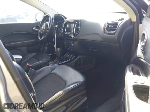 2020 Jeep Compass Latitude z VIN 3C4NJCBB1LT102627, wystawiony jako IAAI lot #41657827 z przebiegiem 68 371 mil mil oraz . Historia ofert i sprzedaży dostępna na DreamBid. Obrazek 5.