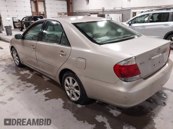 2005 Toyota Camry LE z VIN 4T1BE30K95U599036, wystawiony jako IAAI lot #43037860 z przebiegiem 223 232 mil mil oraz . Historia ofert i sprzedaży dostępna na DreamBid. Obrazek 3.