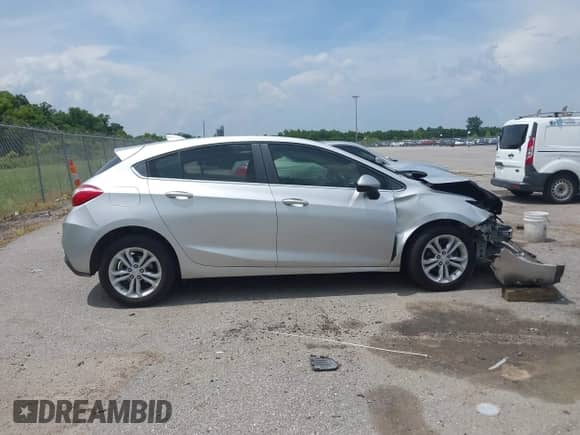 2019 Chevrolet Cruze LT z VIN 3G1BE6SM5KS561733, wystawiony jako IAAI lot #42477259 z przebiegiem 74 437 mil mil oraz . Historia ofert i sprzedaży dostępna na DreamBid. Obrazek 13.