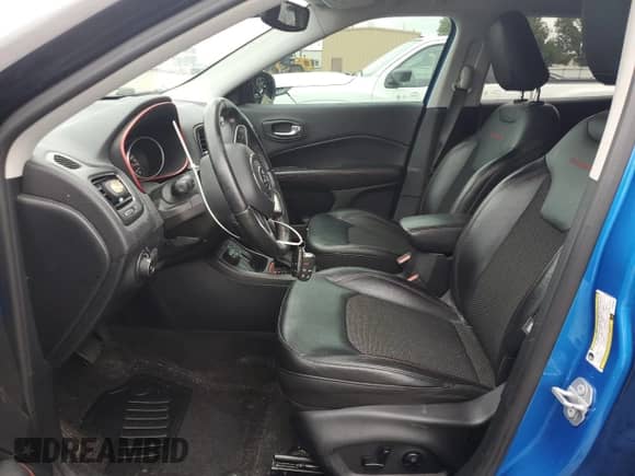 2018 Jeep Compass Trailhawk z VIN 3C4NJDDBXJT235094, wystawiony jako Copart lot #83949125 z przebiegiem 52 773 mil mil oraz Szkoda całkowita • Salvage title. Historia ofert i sprzedaży dostępna na DreamBid. Obrazek 7.
