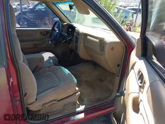 2002 Chevrolet S-10 LS с VIN 1GCCS195528223781, выставлен на аукционе IAAI как лот 43001671 с пробегом 119 100 миль миль и . История ставок и продаж доступна на DreamBid. Изображение 5.