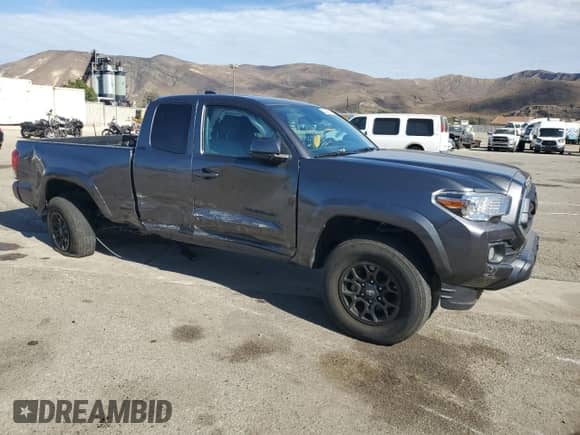 2022 Toyota Tacoma SR z VIN 3TYSZ5AN6NT095677, wystawiony jako Copart lot #84992975 z przebiegiem 25 953 mil mil oraz Szkoda całkowita • Salvage title. Historia ofert i sprzedaży dostępna na DreamBid. Obrazek 4.