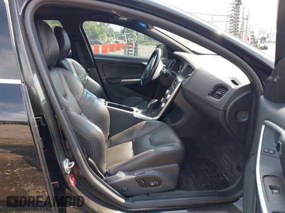 2015 Volvo S60 T5 Premier с VIN YV1612TK7F1357446, выставлен на аукционе IAAI как лот 41867566 с пробегом 90 023 миль миль и . История ставок и продаж доступна на DreamBid. Изображение 5.