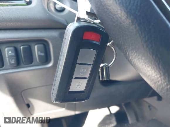 2022 Mitsubishi Outlander SE z VIN JA4APVAU6NU017104, wystawiony jako IAAI lot #41868713 z przebiegiem 27 703 mil mil oraz . Historia ofert i sprzedaży dostępna na DreamBid. Obrazek 11.