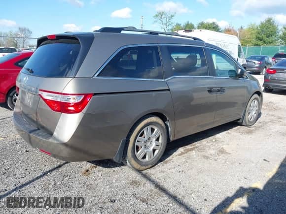 2012 Honda Odyssey LX z VIN 5FNRL5H29CB091860, wystawiony jako IAAI lot #42000688 z przebiegiem 295 551 mil mil oraz . Historia ofert i sprzedaży dostępna na DreamBid. Obrazek 4.