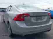 2015 Volvo S60 T5 Premier z VIN YV1612TK9F1346142, wystawiony jako IAAI lot #43228507 z przebiegiem 119 564 mil mil oraz . Historia ofert i sprzedaży dostępna na DreamBid. Obrazek 3.