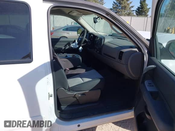 2008 Chevrolet Silverado 1500 LS z VIN 3GCEC13C08G134183, wystawiony jako IAAI lot #43347854 z przebiegiem 179 609 mil mil oraz . Historia ofert i sprzedaży dostępna na DreamBid. Obrazek 5.