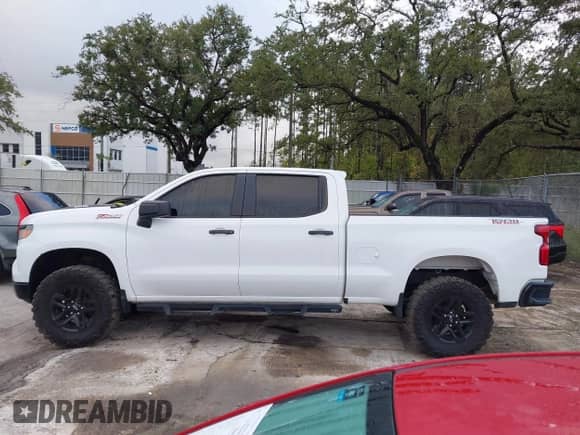 2022 Chevrolet Silverado 1500 Custom Trail Boss z VIN 3GCUDCET0NG553356, wystawiony jako IAAI lot #43564139 z przebiegiem 134 744 mil mil oraz . Historia ofert i sprzedaży dostępna na DreamBid. Obrazek 14.