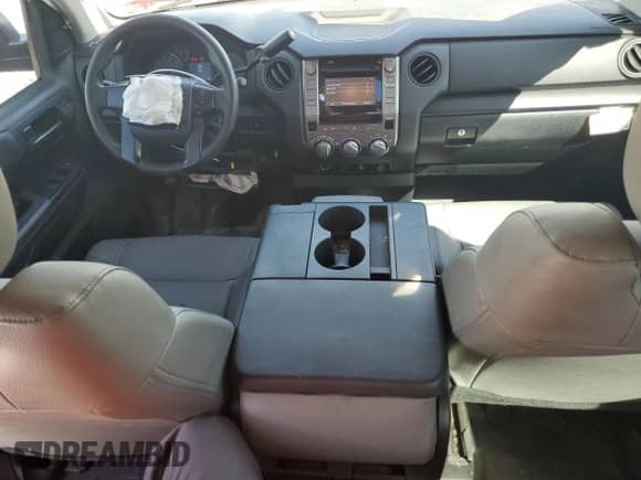 2017 Toyota Tundra SR z VIN 5TFRM5F11HX112088, wystawiony jako Copart lot #87016465 z przebiegiem 99 094 mil mil oraz Szkoda całkowita • Salvage title. Historia ofert i sprzedaży dostępna na DreamBid. Obrazek 8.