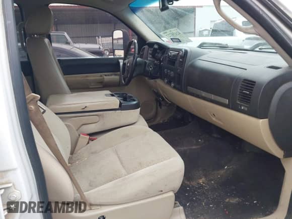 2008 Chevrolet Silverado 2500HD 1LT z VIN 1GCHC23KX8F104183, wystawiony jako IAAI lot #42474727 z przebiegiem 284 682 mil mil oraz . Historia ofert i sprzedaży dostępna na DreamBid. Obrazek 5.