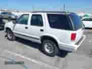 1996 Chevrolet Blazer z VIN 1GNCS13W5T2298221, wystawiony jako IAAI lot #43130956 z przebiegiem 119 444 mil mil oraz . Historia ofert i sprzedaży dostępna na DreamBid. Obrazek 3.