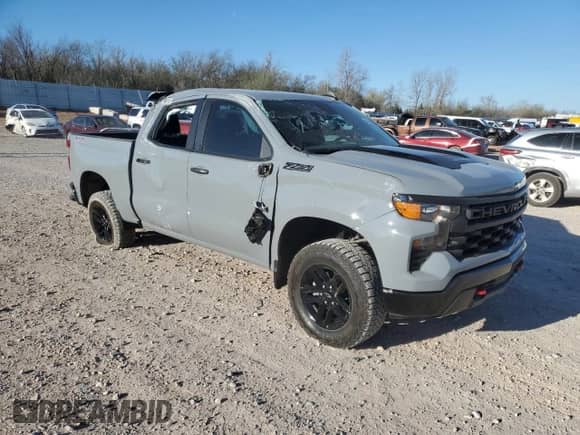 2024 Chevrolet Silverado 1500 Custom Trail Boss z VIN 3GCUDCE89RG260945, wystawiony jako Copart lot #51326915 z przebiegiem 30 768 mil mil oraz Szkoda całkowita • Salvage title. Historia ofert i sprzedaży dostępna na DreamBid. Obrazek 4.