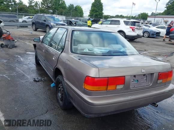 1993 Honda Accord z VIN 1HGCB7653PA064879, wystawiony jako IAAI lot #42482864 z przebiegiem 190 174 mil mil oraz . Historia ofert i sprzedaży dostępna na DreamBid. Obrazek 3.