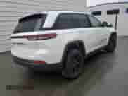 2025 Jeep Grand Cherokee Altitude z VIN 1C4RJHAG0S8699374, wystawiony jako Copart lot #81323725 z przebiegiem 5 718 mil mil oraz Nie do naprawy • Non repairable. Historia ofert i sprzedaży dostępna na DreamBid. Obrazek 3.