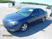 2002 Toyota Camry LE z VIN 4T1BE30K72U599161, wystawiony jako IAAI lot #43051720 z przebiegiem 187 956 mil mil oraz . Historia ofert i sprzedaży dostępna na DreamBid. Obrazek 2.