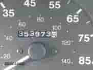 1999 Chevrolet Metro z VIN 2C1MR2268X6704627, wystawiony jako IAAI lot #42598783 z przebiegiem 353 973 mil mil oraz . Historia ofert i sprzedaży dostępna na DreamBid. Obrazek 7.