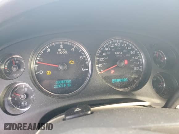 2007 Chevrolet Tahoe LS z VIN 1GNFC13C67J374590, wystawiony jako Copart lot #62826695 z przebiegiem 229 719 mil mil oraz Szkoda całkowita • Salvage title. Historia ofert i sprzedaży dostępna na DreamBid. Obrazek 9.