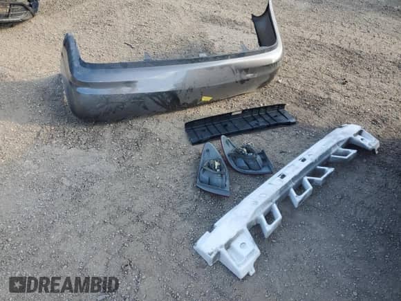 2005 Toyota Corolla CE z VIN 2T1BR32E05C883796, wystawiony jako Copart lot #84380855 z przebiegiem 126 672 mil mil oraz Czysty tytuł • Clean title. Historia ofert i sprzedaży dostępna na DreamBid. Obrazek 12.