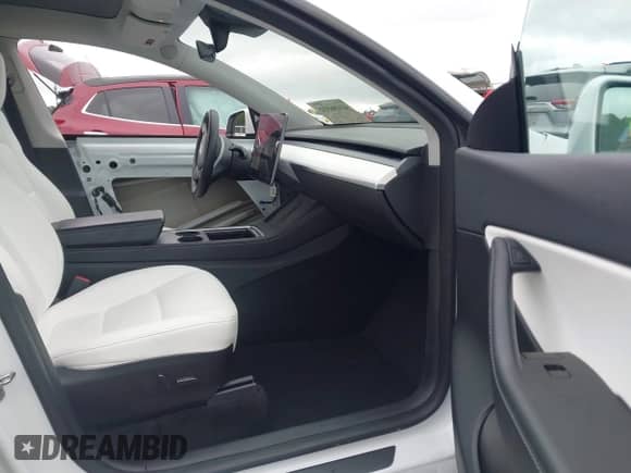 2022 Tesla Model Y Long Range z VIN 7SAYGDEE6NF317707, wystawiony jako IAAI lot #43186532 z przebiegiem 45 306 mil mil oraz . Historia ofert i sprzedaży dostępna na DreamBid. Obrazek 5.