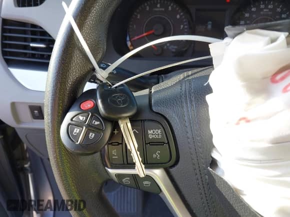 2015 Toyota Sienna LE z VIN 5TDKK3DC9FS557911, wystawiony jako IAAI lot #43302001 z przebiegiem 144 051 mil mil oraz . Historia ofert i sprzedaży dostępna na DreamBid. Obrazek 11.