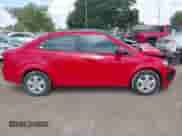 2013 Chevrolet Sonic LS z VIN 1G1JA5SH9D4167238, wystawiony jako IAAI lot #42672505 z przebiegiem 40 964 mil mil oraz . Historia ofert i sprzedaży dostępna na DreamBid. Obrazek 12.