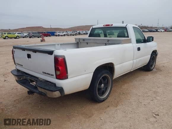 2005 Chevrolet Silverado 1500 z VIN 1GCEC14V15Z234840, wystawiony jako IAAI lot #41680492 z przebiegiem 264 652 mil mil oraz . Historia ofert i sprzedaży dostępna na DreamBid. Obrazek 4.