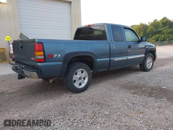 2006 GMC Sierra 1500 SLE1 z VIN 2GTEK19B061111364, wystawiony jako IAAI lot #42487299 z przebiegiem 173 736 mil mil oraz . Historia ofert i sprzedaży dostępna na DreamBid. Obrazek 4.
