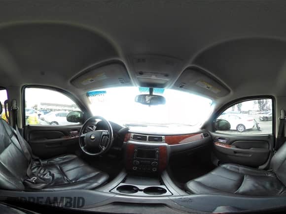 2010 Chevrolet Suburban LT z VIN 1GNUCJE02AR250318, wystawiony jako IAAI lot #43428825 z przebiegiem 187 450 mil mil oraz . Historia ofert i sprzedaży dostępna na DreamBid. Obrazek 20.