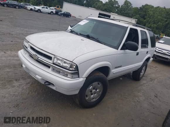 2002 Chevrolet Blazer LS z VIN 1GNDT13W12K155699, wystawiony jako IAAI lot #42558320 z przebiegiem 104 072 mil mil oraz . Historia ofert i sprzedaży dostępna na DreamBid. Obrazek 2.