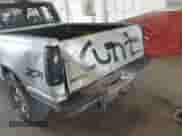 1994 GMC Sierra 1500 z VIN 2GTEK19K6R1571262, wystawiony jako IAAI lot #42183695 z przebiegiem 198 872 mil mil oraz . Historia ofert i sprzedaży dostępna na DreamBid. Obrazek 6.