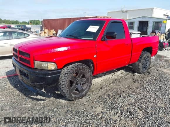 1994 Dodge 1500 z VIN 3B7HC16Y5RM562516, wystawiony jako IAAI lot #42290588 z przebiegiem 210 155 mil mil oraz . Historia ofert i sprzedaży dostępna na DreamBid. Obrazek 2.