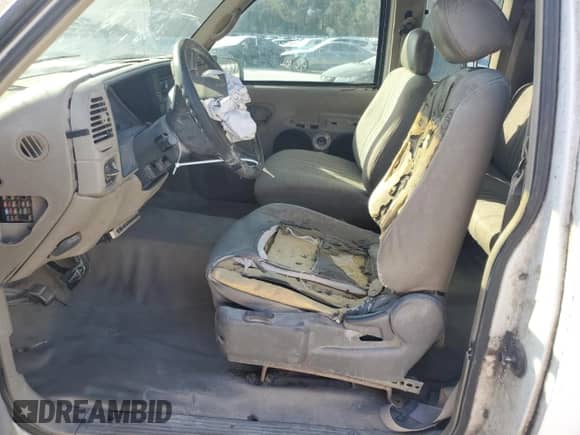 1998 GMC Sierra 1500 z VIN 1GTEC19M3WE518866, wystawiony jako Copart lot #80065654 z przebiegiem 462 621 mil mil oraz Szkoda całkowita • Salvage title. Historia ofert i sprzedaży dostępna na DreamBid. Obrazek 7.