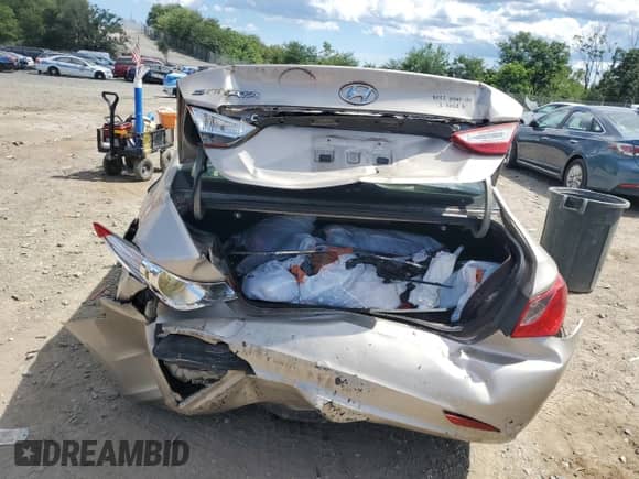 2011 Hyundai Sonata GLS z VIN 5NPEB4ACXBH293752, wystawiony jako Copart lot #70487235 z przebiegiem 351 984 mil mil oraz Szkoda całkowita • Salvage title. Historia ofert i sprzedaży dostępna na DreamBid. Obrazek 6.