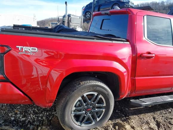 2024 Toyota Tacoma SR5 with VIN 3TYLB5JN1RT001686, listed as a IAAI auction lot 41071582 with 5,986 mi miles and . Bid and sale history available at DreamBid. Image 4.