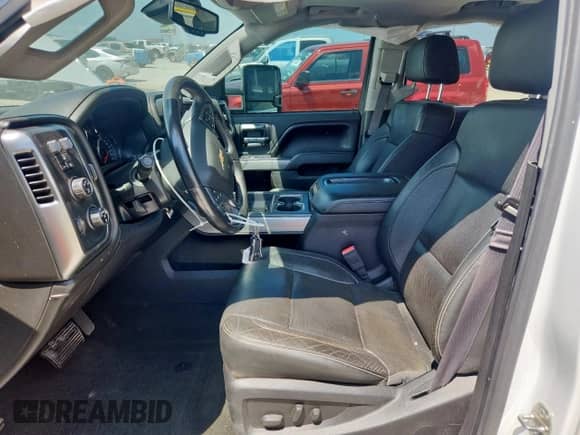 2015 Chevrolet Silverado 2500HD LTZ z VIN 1GC1KWE8XFF664201, wystawiony jako Copart lot #67785295 z przebiegiem 129 648 mil mil oraz Szkoda całkowita • Salvage title. Historia ofert i sprzedaży dostępna na DreamBid. Obrazek 7.