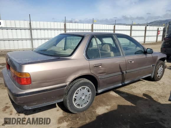 1990 Honda Accord LX z VIN JHMCB7659LC064137, wystawiony jako Copart lot #45761615 z przebiegiem 382 195 mil mil oraz Nie do naprawy • Non repairable. Historia ofert i sprzedaży dostępna na DreamBid. Obrazek 2.