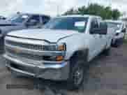 2019 Chevrolet Silverado 2500HD Work Truck z VIN 2GB2CREG1K1221564, wystawiony jako IAAI lot #42362013 z przebiegiem 126 897 mil mil oraz . Historia ofert i sprzedaży dostępna na DreamBid. Obrazek 16.