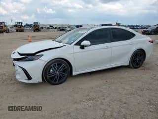 2025 Toyota Camry LE z VIN 4T1DAACK2SU094469, wystawiony jako Copart lot #70592455 z przebiegiem 13 577 mil mil oraz Szkoda całkowita • Salvage title. Historia ofert i sprzedaży dostępna na DreamBid. Obrazek 1.