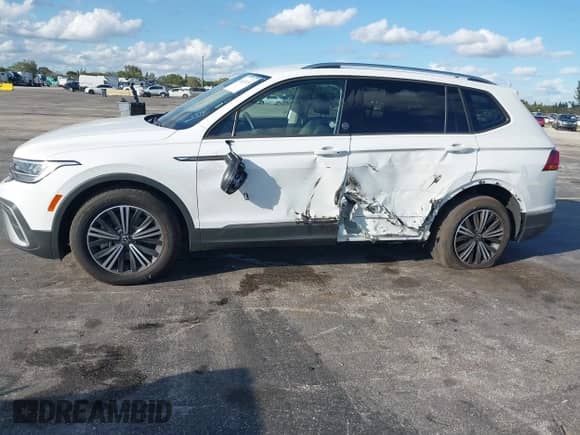 2024 Volkswagen Tiguan Wolfsburg Edition с VIN 3VV6B7AX8RM214044, выставлен на аукционе IAAI как лот 41676715 с пробегом 2 167 миль миль и . История ставок и продаж доступна на DreamBid. Изображение 6.