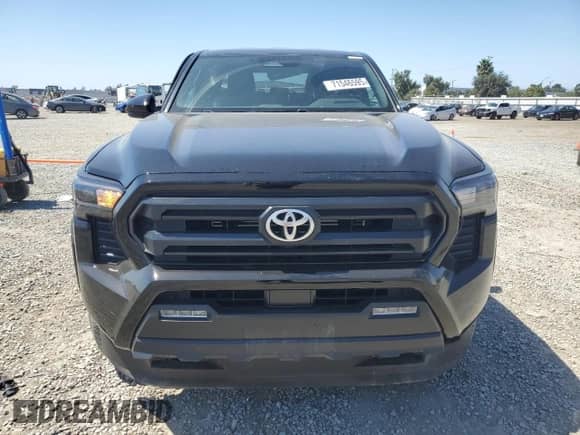 2024 Toyota Tacoma SR5 z VIN 3TMKB5FN1RM019752, wystawiony jako Copart lot #71546595 z przebiegiem 23 192 mil mil oraz Szkoda całkowita • Salvage title. Historia ofert i sprzedaży dostępna na DreamBid. Obrazek 5.