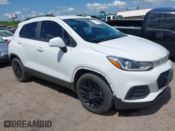 2021 Chevrolet Trax LT z VIN KL7CJLSB7MB360173, wystawiony jako IAAI lot #42123356 z przebiegiem 106 102 mil mil oraz . Historia ofert i sprzedaży dostępna na DreamBid. Obrazek 1.