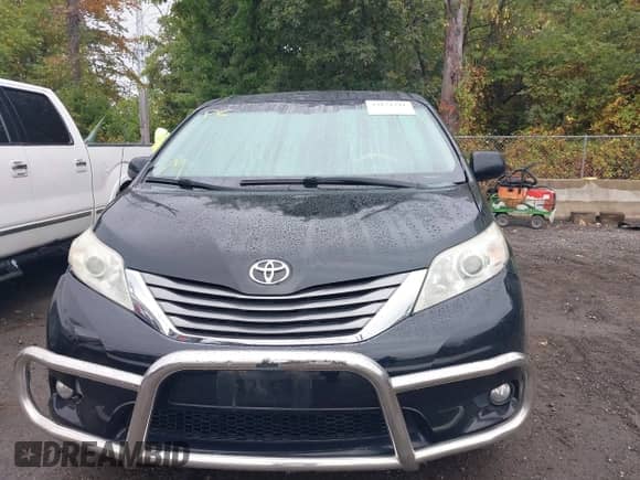 2014 Toyota Sienna XLE z VIN 5TDYK3DC8ES469750, wystawiony jako IAAI lot #43174341 z przebiegiem 109 942 mil mil oraz . Historia ofert i sprzedaży dostępna na DreamBid. Obrazek 12.