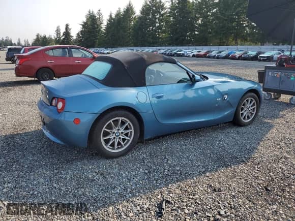 2005 BMW Z4 2.5i z VIN 4USBT33535LR70689, wystawiony jako Copart lot #61991005 z przebiegiem 150 144 mil mil oraz Szkoda całkowita • Salvage title. Historia ofert i sprzedaży dostępna na DreamBid. Obrazek 3.